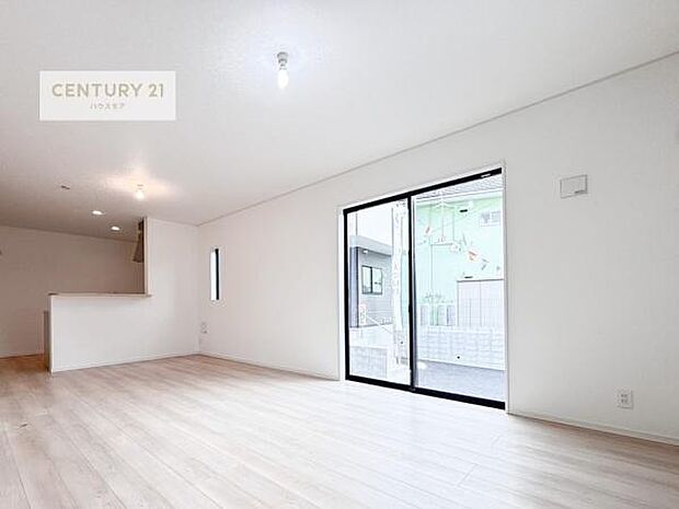 リビング全体が見渡せる対面キッチンなので、お子様の様子を見守りながら作業ができる子育てがしやすい安心な間取です！(同仕様）