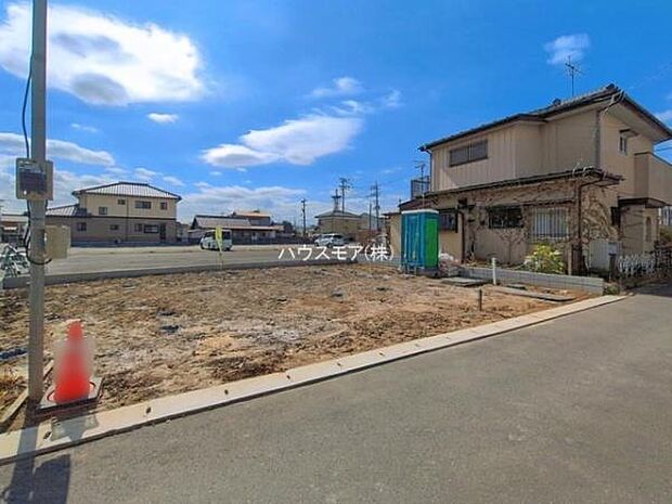 駐車スペースは2台分あります！セカンドカーはもちろん、バイクや自転車なども置き場所に困りません。