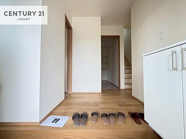 疲れて帰ってきても、ただいま！を言いたくなる、優しく迎え入れてくれる空間になっています。明るく温もり溢れる玄関です！