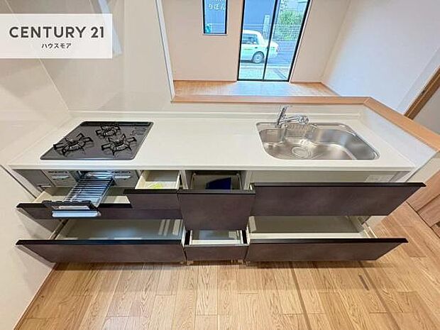 収納スペースが充実しており、キッチンまわりをすっきりと保ちながら、広々とした調理スペースを確保。快適な作業環境で、毎日のお料理もよりスムーズにはかどります。