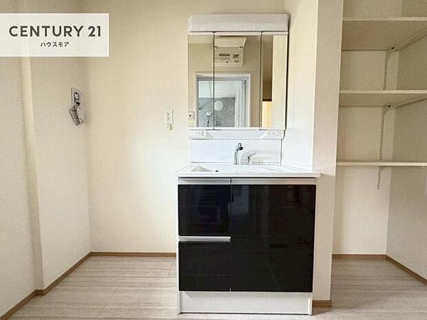 収納たっぷりの洗面室！日用品のストックやバスタオルがスッキリと収納できて取り出しやすい！水回りがスッキリ片付いて気持ちの良い空間！