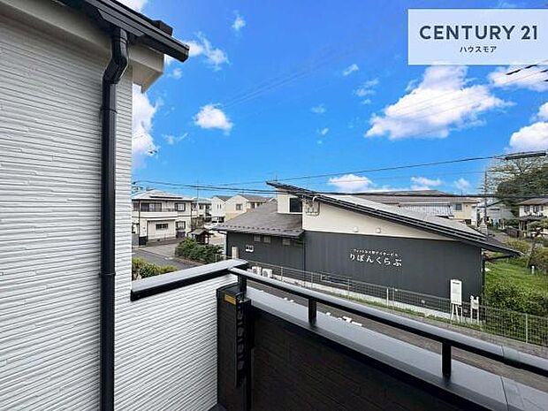 陽当たりの良いバルコニーで、お洗濯物もよく乾きそうですね！お天気の良い日にはバルコニーへ出てリフレッシュするのも気持ちよさそうです。