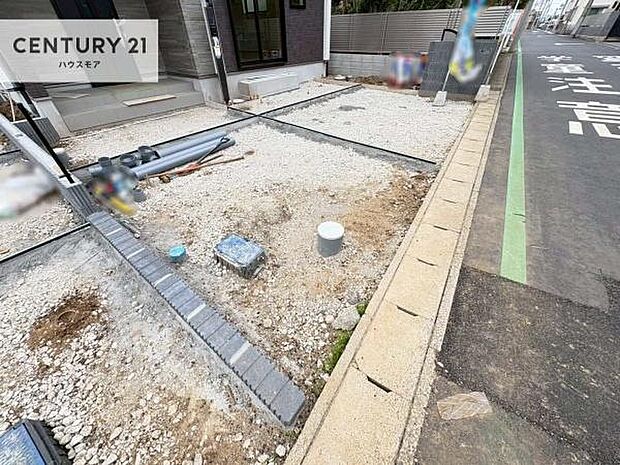 駐車スペースは2台分あります！セカンドカーはもちろん、バイクや自転車なども置き場所に困りません。