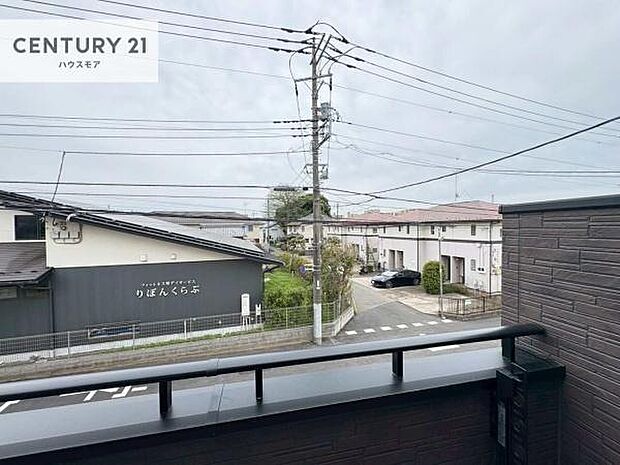 晴れた日には青い空を見渡せる開放的な時間を楽しめます。気持ちの良い風が通り抜ける街並みです！