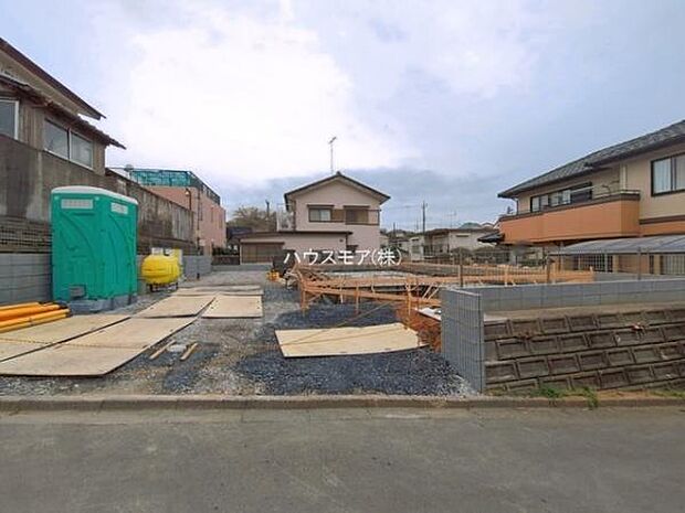 駐車スペースは3台分あります！セカンドカーはもちろん、バイクや自転車なども置き場所に困りません。