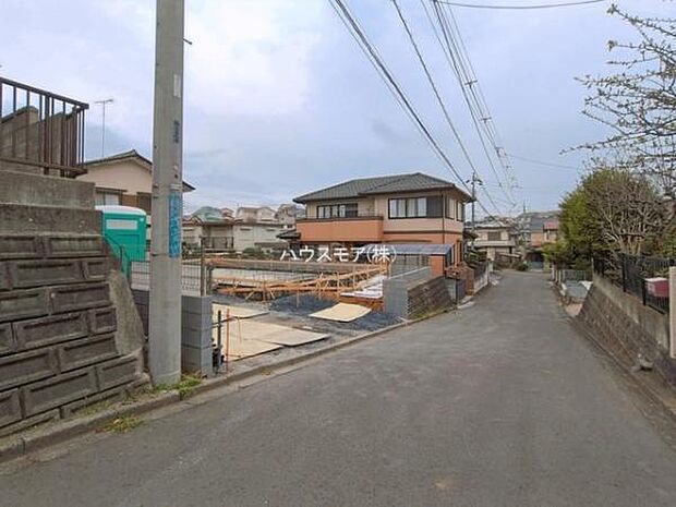 前面道路4.5ｍ！陽当り良好な立地です。車庫入れが苦手な方も安心ですね。