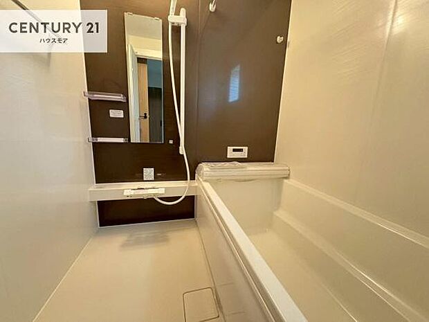 広々バスで一日の疲れをリフレッシュ。足が伸ばせるので、浴槽にもゆったりと浸かれますね！毎日のバスタイムが楽しみになります。