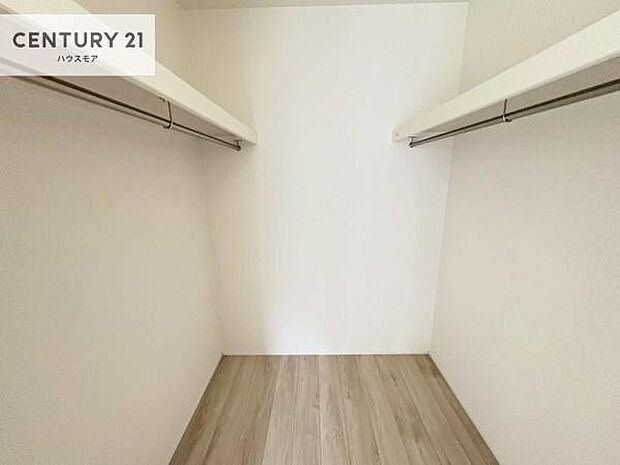ウォークインクローゼット付きです。たくさんのお洋服などを収納しておけそうですね！他にも扇風機や加湿器など季節物の大きな家電も収納できます。