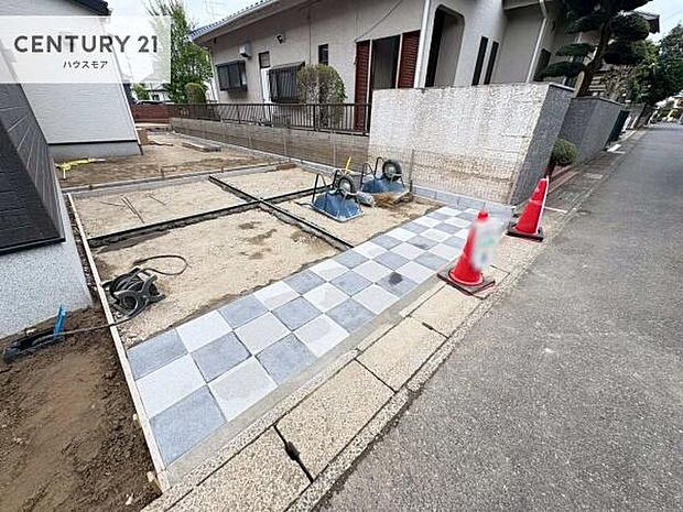 駐車スペースは3台分あります！セカンドカーはもちろん、バイクや自転車なども置き場所に困りません。