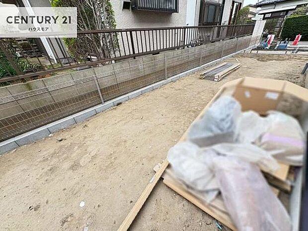 陽当たり良好なお庭です！晴れた日には青い空を見渡せる開放的な時間を楽しめます。ガーデニングや家庭菜園も楽しめます！