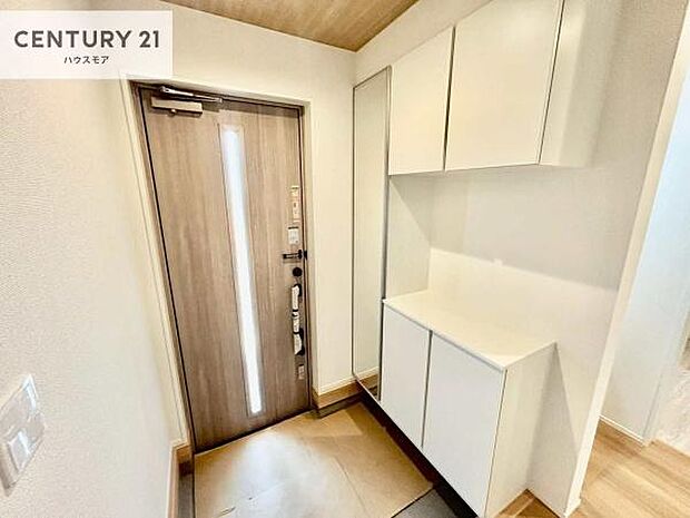 ミラー付きシューズボックス付きなので、玄関が片付きお掃除がしやすいです！スッキリした玄関で戸を開けた瞬間、清潔感のある心地いい空間が出迎えてくれます。