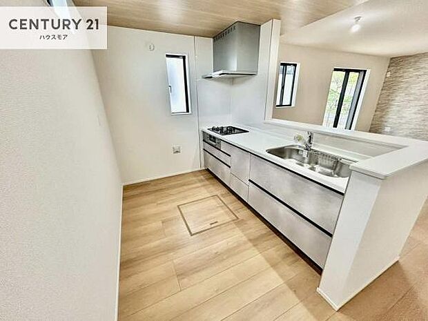 大人気の対面式システムキッチンを採用しています！ご家族のコミュニケーションが自然と増える設計です。お子様にも目が届くので嬉しいですね。収納力もあります！