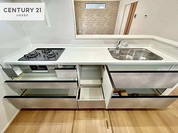 収納スペースが充実しており、キッチンまわりをすっきりと保ちながら、広々とした調理スペースを確保。快適な作業環境で、毎日のお料理もよりスムーズにはかどります。