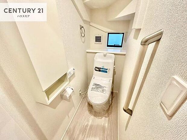 1・2階にトイレがございます！朝の忙しい時間帯も待たずにすみそうですね。白を基調とした清潔感のあるトイレでお手入れがしやすいです！