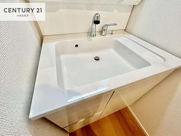 深い洗面台ボウルは、水が跳ねにくいのでお手入れが楽々！清潔感が保てます！キレイな洗面所で自分磨きのモチベーションが上がりますね！