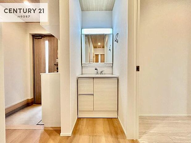 身なりを整える洗面所は、清潔感が大事です！水周りの清潔感のある雰囲気を演出！気持ちよくお使いいただけます。