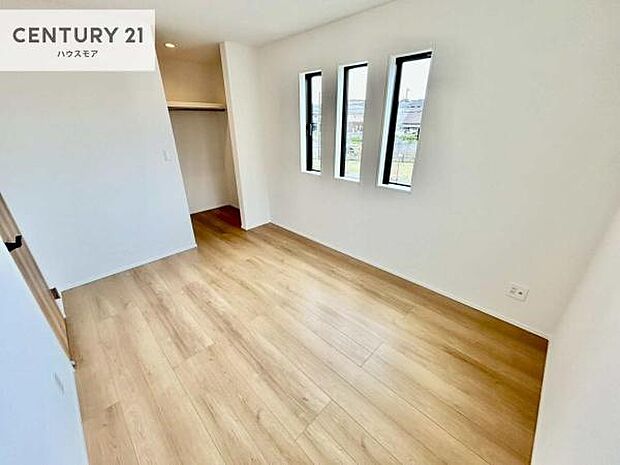 洋室は子供部屋や寝室、色々と用途多彩に利用できますね。収納力もたっぷりなので、広々気持ちよく過ごすことができます。