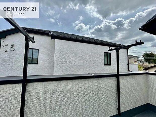 晴れた日には青い空を見渡せる開放的な時間を楽しめます。気持ちの良い風が通り抜ける街並みです！