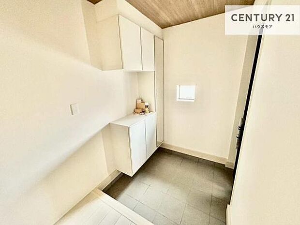 疲れて帰ってきても、ただいま！を言いたくなる、優しく迎え入れてくれる空間になっています。明るく温もり溢れる玄関です！