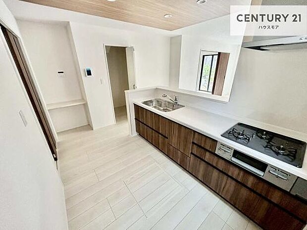 大人気の対面式システムキッチンを採用しています！ご家族のコミュニケーションが自然と増える設計です。お子様にも目が届くので嬉しいですね。収納力もあります！