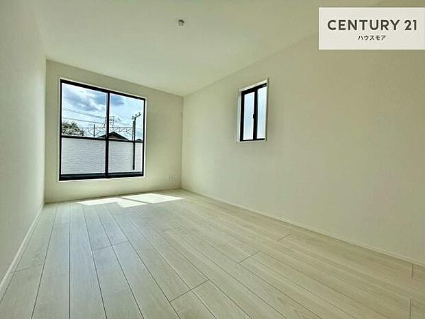 バルコニーへ面した洋室なので天気のいい日はバルコニーへ出てリフレッシュするのもいいですね！充実したプライベートタイムが送れる洋室！陽当たり、風通し良好です。