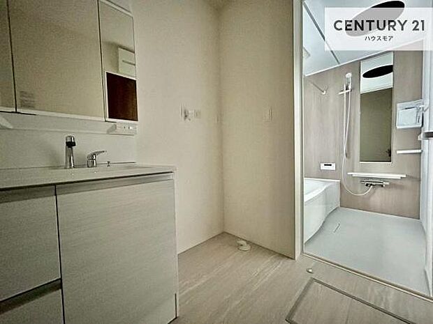 三面鏡仕様の洗面所は、身だしなみがしやすい造り！裏は収納になっています。ドライヤーやお化粧道具を片付けられるので洗面台周りをスッキリと見せることが出来ます！