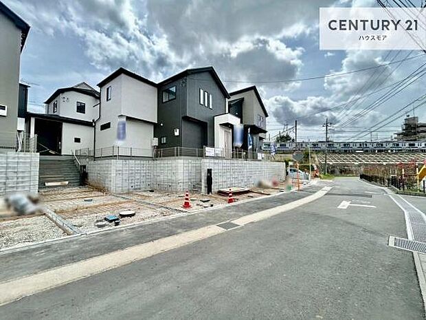 前面道路は5.7ｍ！陽当り良好な立地です。車庫入れが苦手な方も安心ですね。