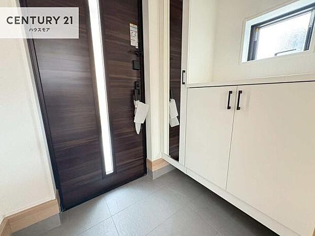 ミラー付きシューズボックス付きなので、玄関が片付きお掃除がしやすいです!スッキリした玄関で戸を開けた瞬間、清潔感のある心地いい空間が出迎えてくれます。