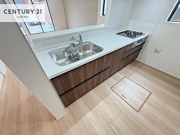 大人気の対面式システムキッチンを採用しています!ご家族のコミュニケーションが自然と増える設計です。お子様にも目が届くので嬉しいですね。収納力もあります!