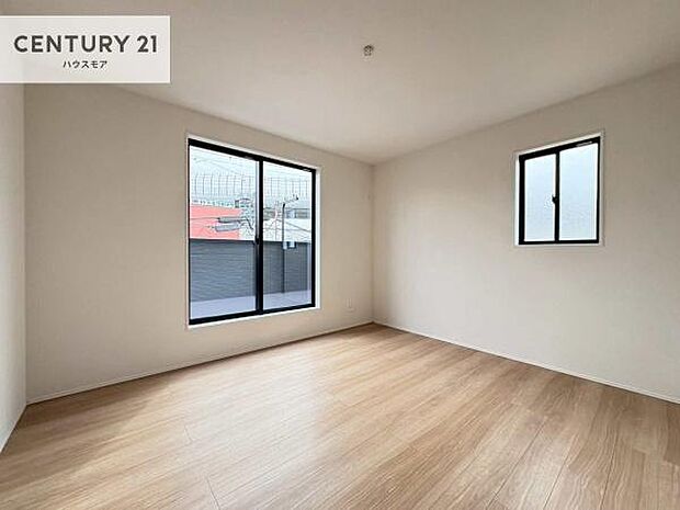 バルコニーへ面した洋室なので天気のいい日はバルコニーへ出てリフレッシュするのもいいですね!充実したプライベートタイムが送れる洋室!陽当たり、風通し良好です。