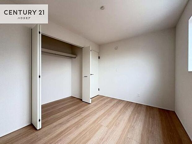 掃き出し窓がないお部屋は、お子様のお部屋としても安心です!収納スペースも充実しているので散らかったお部屋をサッと片付けられます!