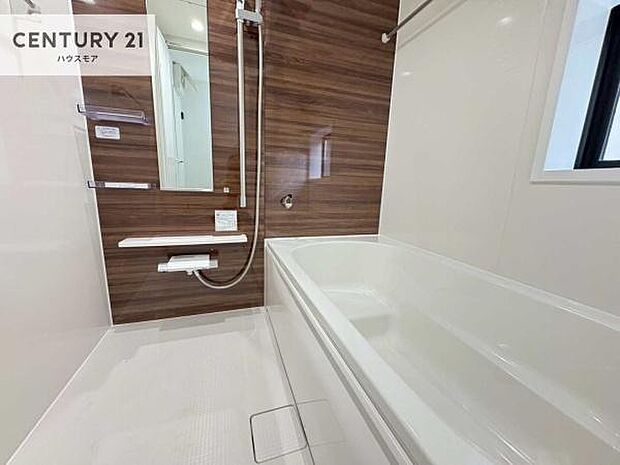 落ち着きある大人の雰囲気のバスルームは、味が出ていてバスタイムが充実!お仕事頑張っているご褒美にお好みの香りの入浴剤を入れて、楽しんでみてはいかがでしょうか?