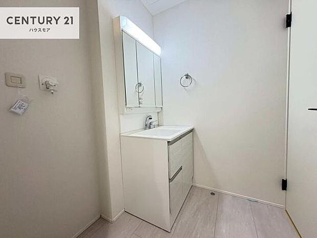 三面鏡仕様の洗面所は、身だしなみがしやすい造り!裏は収納になっています。ドライヤーやお化粧道具を片付けられるので洗面台周りをスッキリと見せることが出来ます!