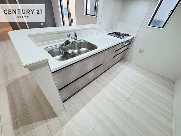 大人気の対面式システムキッチンを採用しています!ご家族のコミュニケーションが自然と増える設計です。お子様にも目が届くので嬉しいですね。収納力もあります!