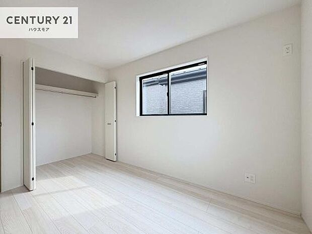 掃き出し窓がないお部屋は、お子様のお部屋としても安心です!収納スペースも充実しているので散らかったお部屋をサッと片付けられます!