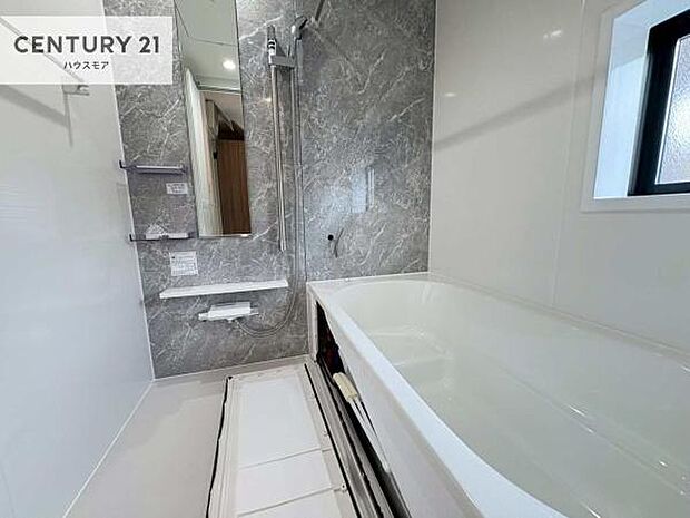 落ち着きある大人の雰囲気のバスルームは、味が出ていてバスタイムが充実!お仕事頑張っているご褒美にお好みの香りの入浴剤を入れて、楽しんでみてはいかがでしょうか?