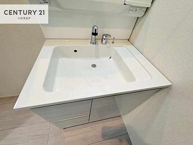 深い洗面台ボウルは、水が跳ねにくいのでお手入れが楽々!清潔感が保てます!キレイな洗面所で自分磨きのモチベーションが上がりますね!