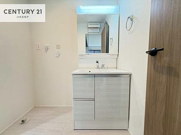 三面鏡仕様の洗面所は、身だしなみがしやすい造り!裏は収納になっています。ドライヤーやお化粧道具を片付けられるので洗面台周りをスッキリと見せることが出来ます!