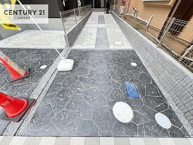 駐車スペースは2台分あります!セカンドカーはもちろん、バイクや自転車なども置き場所に困りません。