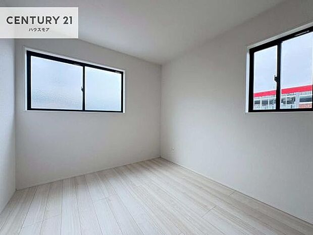 2面採光を確保した明るい室内は、風通しも良く、明るく大変居心地の良い空間となっております。リラックスして過ごせる心地の良いお部屋です!