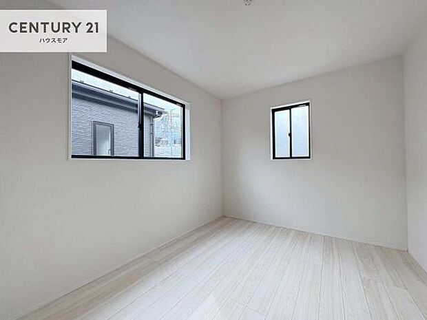 明るい室内は、風通しも良く、明るく大変居心地の良い空間となっております。リラックスして過ごせる心地の良いお部屋です!