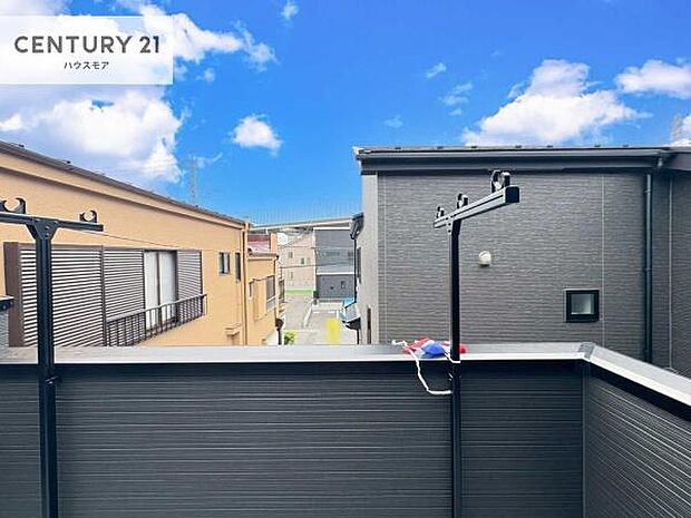 晴れた日には青い空を見渡せる開放的な時間を楽しめます。気持ちの良い風が通り抜ける街並みです!