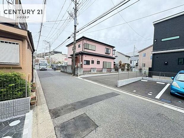 前面道路5.3m×18.6m!陽当り良好な立地です。車庫入れが苦手な方も安心ですね。