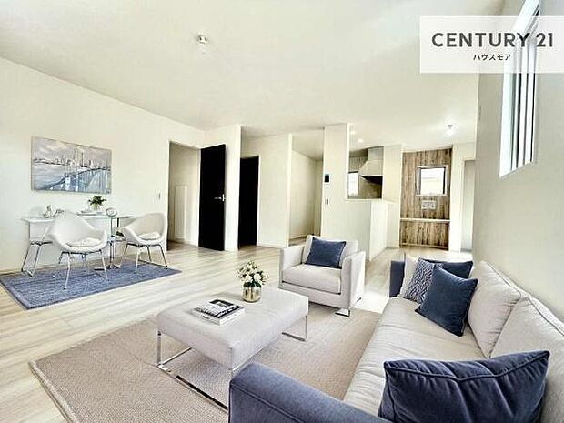 家具はCGパースです。心地良いリビングは家族が自然と集まります。家族団欒の時間が増えそうです。ご家族と、より一層充実した時間を過ごせそうですね。