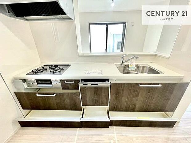 収納スペースが充実しており、キッチンまわりをすっきりと保ちながら、広々とした調理スペースを確保。快適な作業環境で、毎日のお料理もよりスムーズにはかどります。