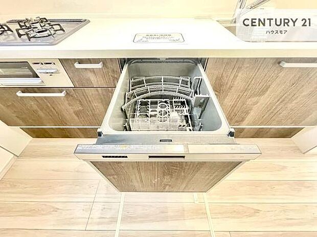 食洗機付きのキッチンです！忙しい時や手荒れ防止として大変活躍する便利な仕様です！ビルトインなのでキッチンの場所を取らず調理スペースを広く使うことが出来ます！