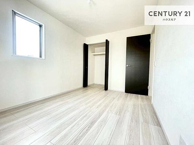 掃き出し窓がないお部屋は、お子様のお部屋としても安心です！収納スペースも充実しているので散らかったお部屋をサッと片付けられます！