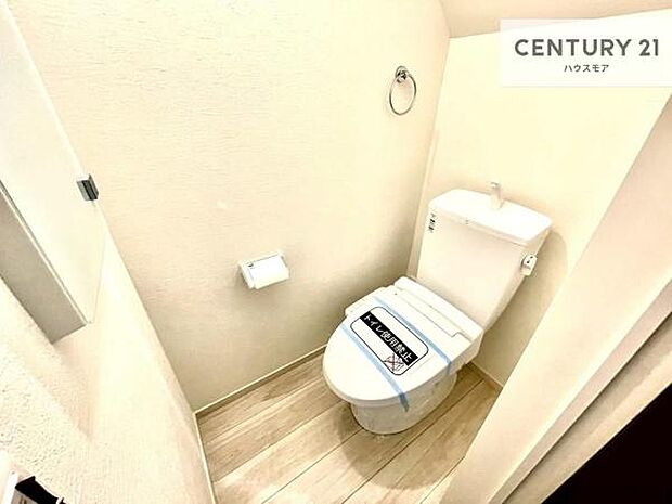 1・2階にトイレがございます！朝の忙しい時間帯も待たずにすみそうですね。白を基調とした清潔感のあるトイレでお手入れがしやすいです！