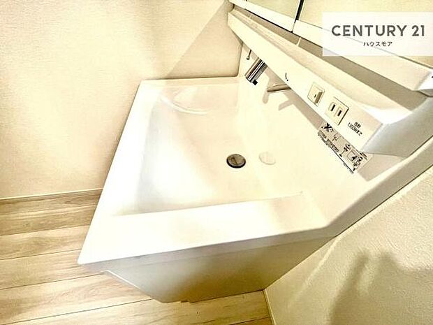 深い洗面台ボウルは、水が跳ねにくいのでお手入れが楽々！清潔感が保てます！キレイな洗面所で自分磨きのモチベーションが上がりますね！