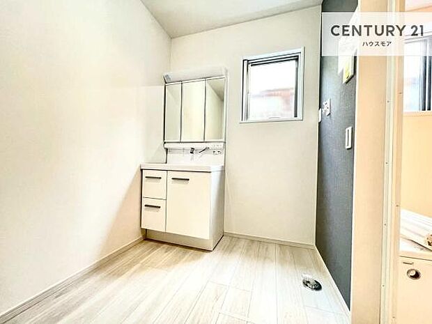 小窓付きの明るい洗面室です！湿気もすぐに入れ替えができて清潔に保つことができます！自然光が差し込むのでお化粧の仕上がりも良くなりますね！